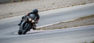 コーナーを曲がるバイク